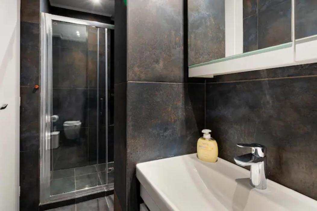 Βright Walled Designed Apt In Glyfada Center เอเธนส์ ภายนอก รูปภาพ
